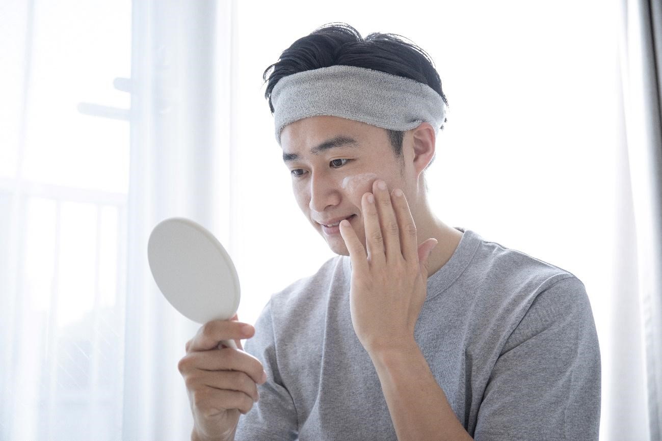 メンズスキンケアでも保湿は重要！肌が潤うアイテムの選び方や使う手順を解説