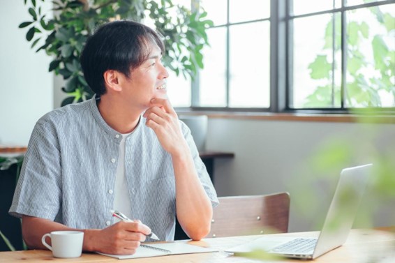 日焼けでニキビが治る？噂の真相と日焼けのニキビへの影響を解説