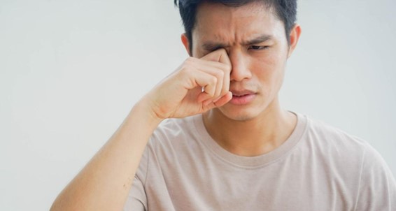 目の下のニキビの原因と対策方法は？ニキビによく似た症状も紹介