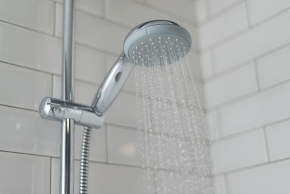 【毛髪診断士監修】頭皮に冷水をかけると育毛に良い？期待できる効果や手順を徹底解説