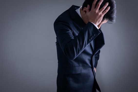 【毛髪診断士監修】頭皮がぼろぼろ剥がれ落ちる原因は？アトピーや皮膚炎など頭皮の病気かも