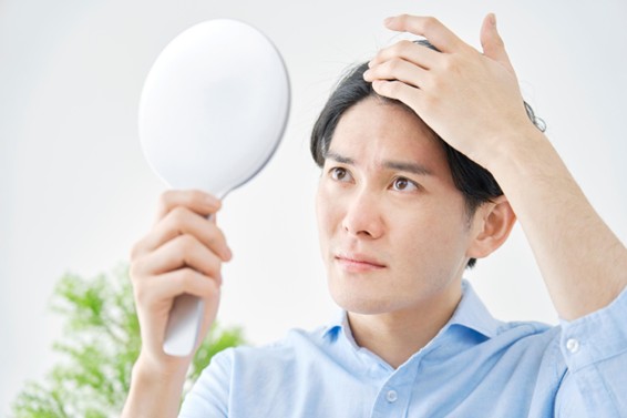 【毛髪診断士監修】頭皮の脂がすごいのはなぜ？原因や抑える方法・脂漏性皮膚炎との関係も解説